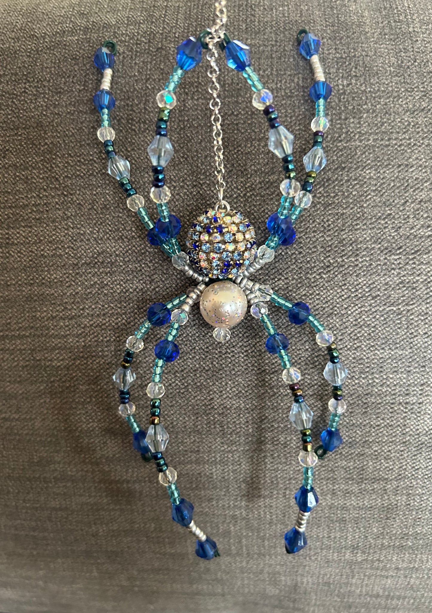 Wire spider - white and blue
